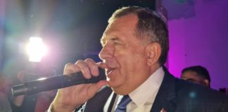 Slavlje u SNSD-u, Dodik zapjevao