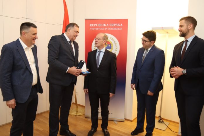 Dodik uručio Orden profesoru Peteru Frigu 2