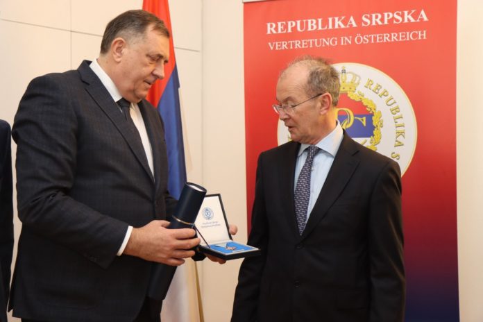 Dodik uručio Orden profesoru Peteru Frigu