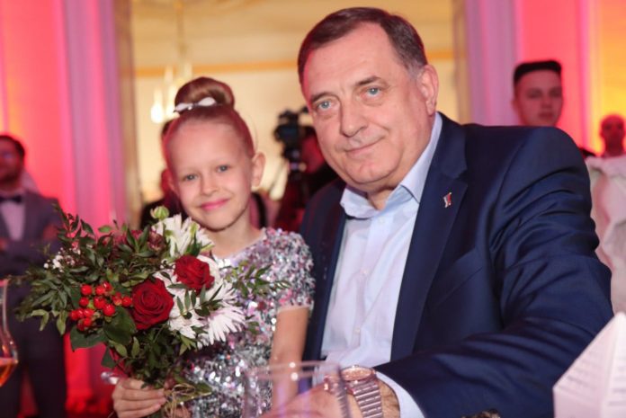 Dodik sa unukom
