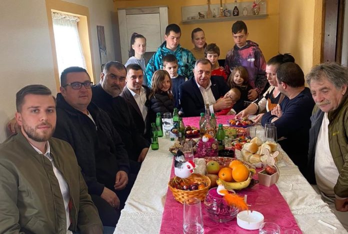 Dodik i Šulić posjetili porodicu Đurić u Čatrnji