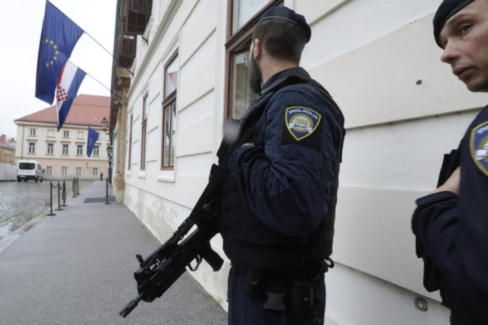 Duge cijevi pred Banskim dvorima