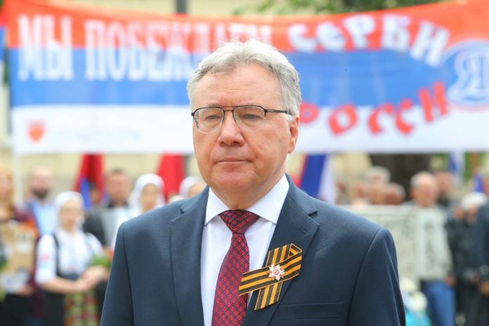 polaganje-vijenaca-9-maj-igor-kalabuhov-ambasador-rusije-u-bih-03-scaled