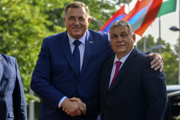 Dodik Orban ispred Vlade 4