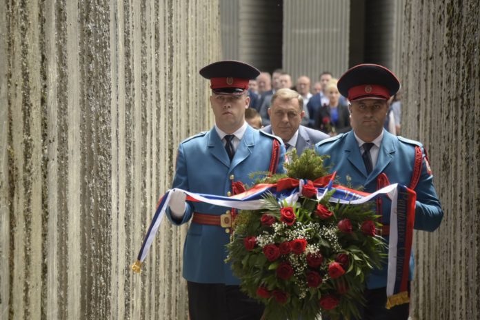 Dodik položio vijenac na memorijalni zid spomenika na Mrakovici 2