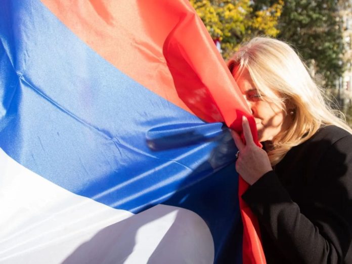 Cvijanović položila vijenac na Spomenik kralju Petru i Aleksandru u Parizu zastava