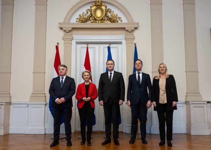 Clanovi Predsjednistva sa fon der Lajen i Ruteom 8