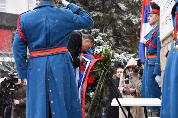 Položeni vijenci na Trgu palih boraca NOB-a 7