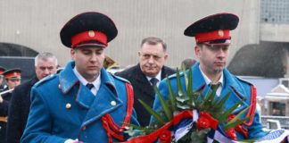 Položeni vijenci na Spomenik palim borcima Vojske Republike Srpske