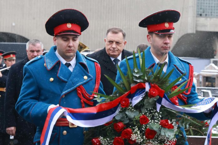 Položeni vijenci na Spomenik palim borcima Vojske Republike Srpske 4