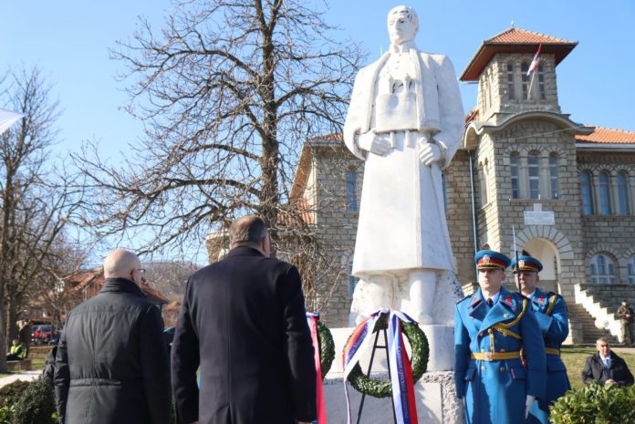 Dodik i Vučević položili vijence kod spomenika voždu 1
