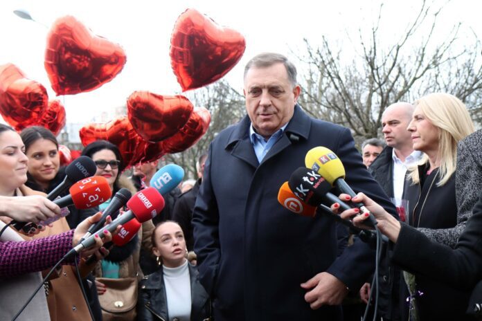 Dodik, Cvijanovićeva i Djajić dijelili cvijeće sugradjankama 10
