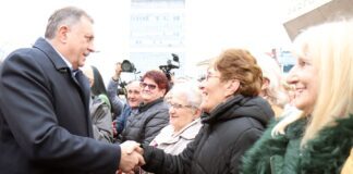 Dodik, Cvijanovićeva i Đajić dijelili cvijeće sugrađankama