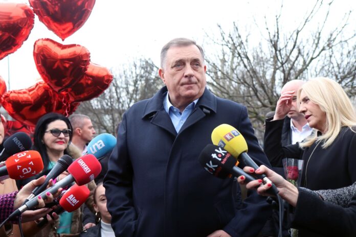 Dodik, Cvijanovićeva i Djajić dijelili cvijeće sugradjankama 7