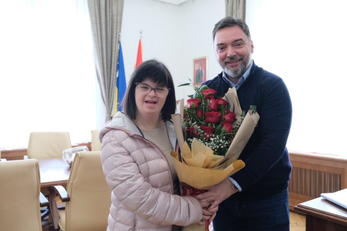 Košarac angažovao u svom kabinetu djevojku sa Daunovim sindromom