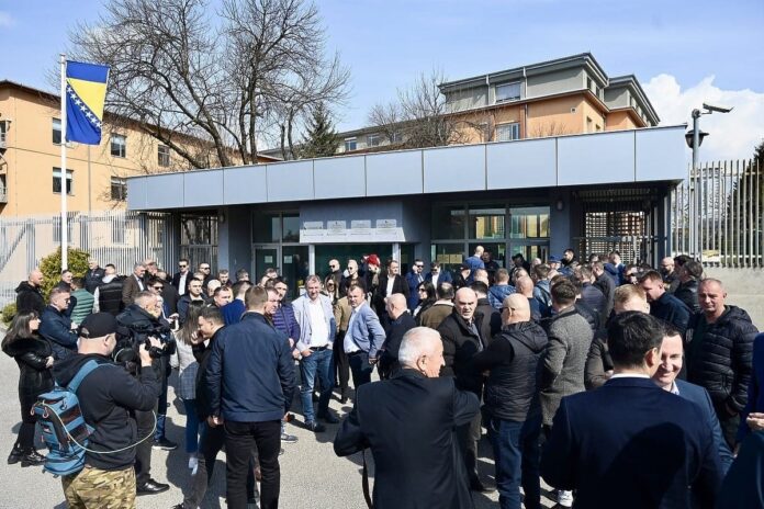 Podrska Dodiku i Lukicu pred Sudom