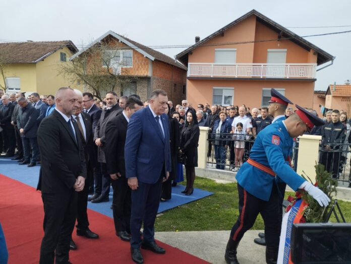 Položeni vijenci kod spomen-krsta u Sijekovcu 2