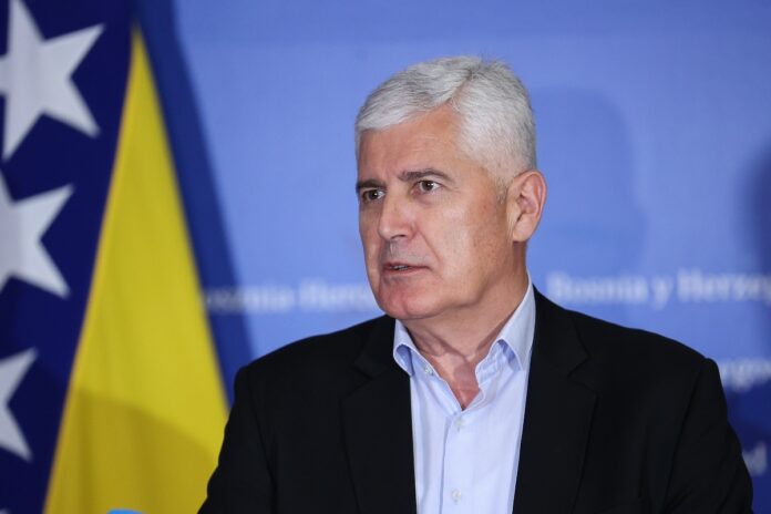 Obraćanje zvaničnika nakon sastanka Trojke, SNSD-a i HDZ-a Covic