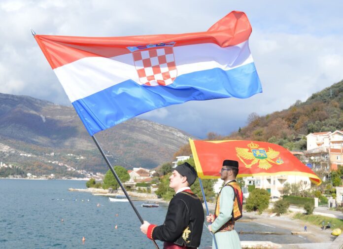 Zastave Crne Gore i Hrvatske