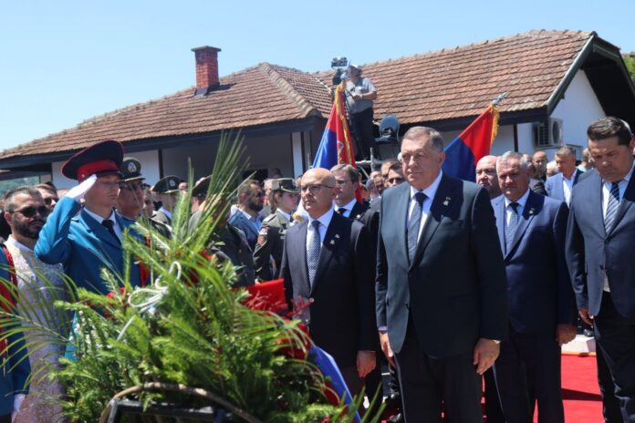 Polaganje vijenaca i cvijeća u Bratuncu 4
