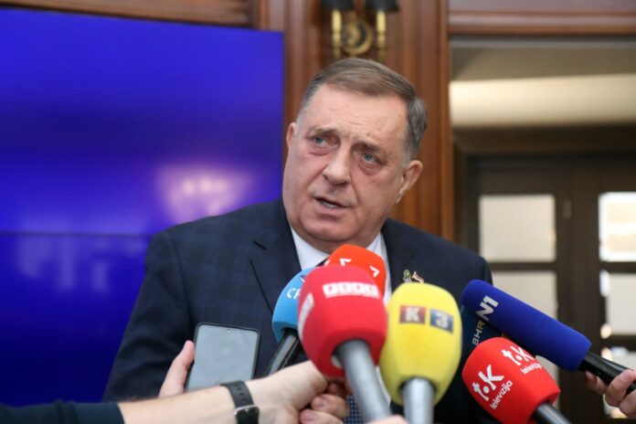 Dodik Ordenom Njegoša odlikovao profesora Srdju Trifkovića 6