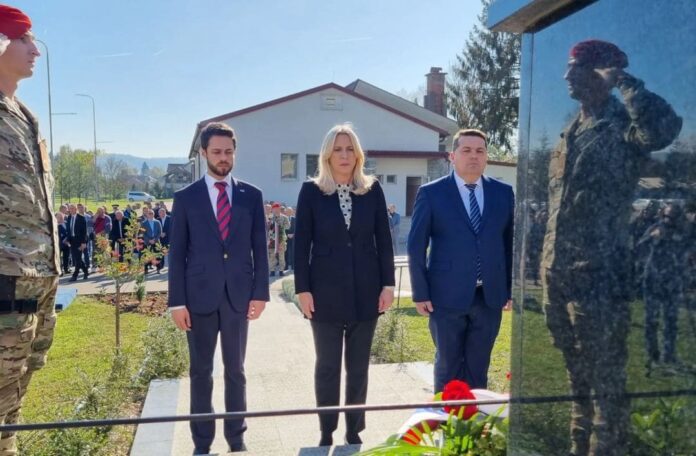 Željka Cvijanović položila vijenac na spomenik stradalima