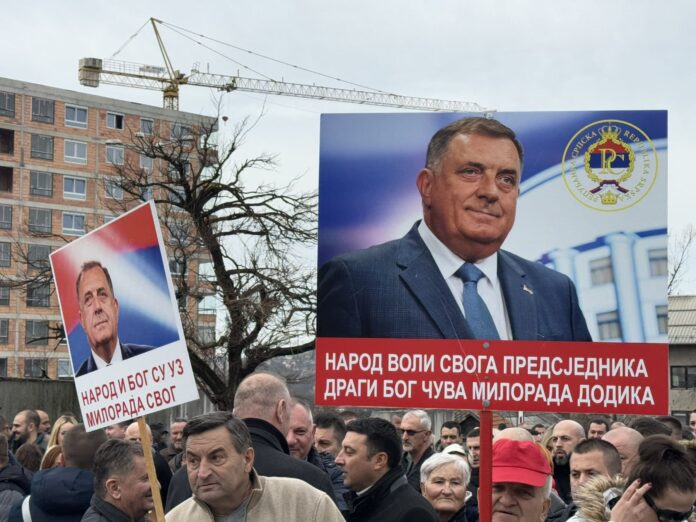 Podrska Dodiku ispred Suda 2