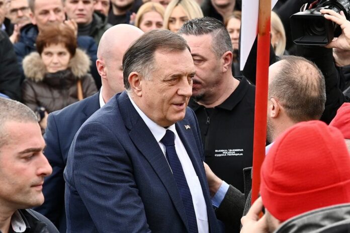 Podrska Dodiku ispred Suda 4
