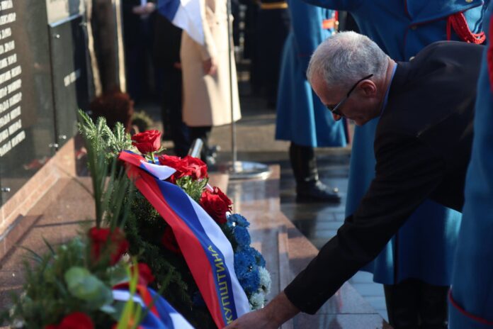 Položeni vijenci i cvijeće na Spomenik palim borcima Vojske Republike Srpske 4