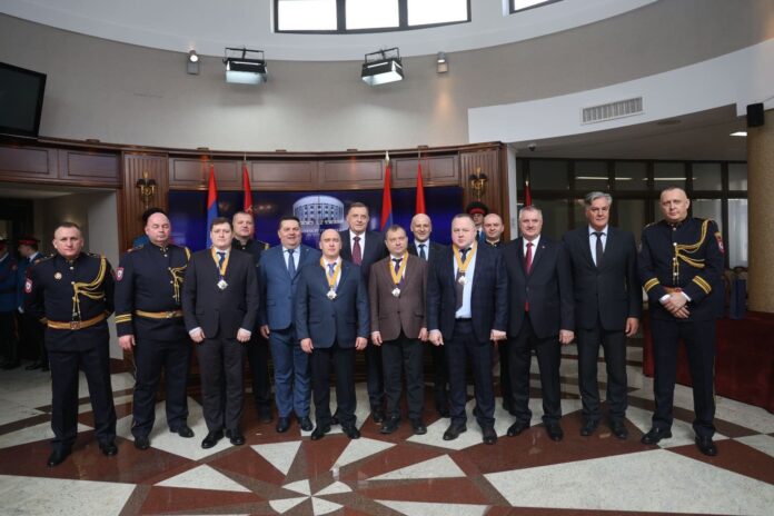 odlikovanja za razvoj odnosa 12
