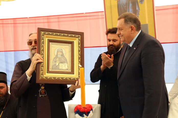 Vladika Jefrem poklonio Dodiku ikonu Svetog Platona Banjalučkog 1