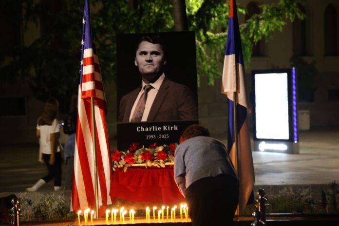 Ispred Palate Republike upaljene svijeće za Čarlija Kirka 1