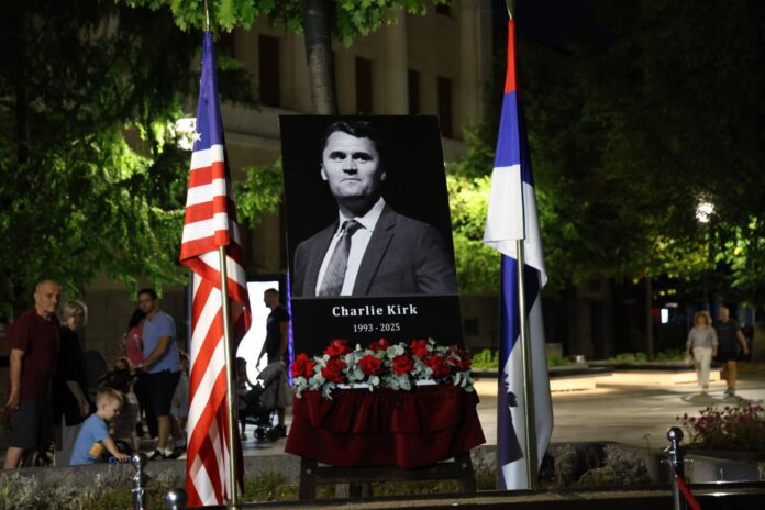 Ispred Palate Republike upaljene svijeće za Čarlija Kirka