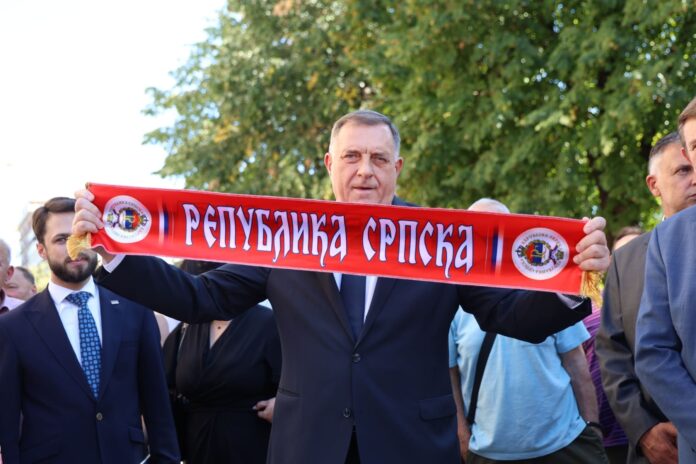 Razvijena velika trobojka Dodik 1