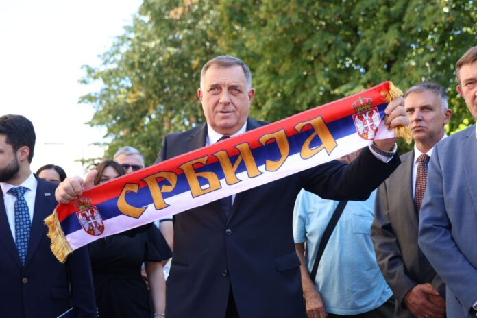 Razvijena velika trobojka Dodik