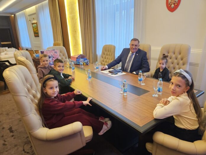 Dodik najdraža delegacija unuci