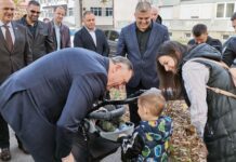 Dodik sa građanima Teslića u šetnji gradom