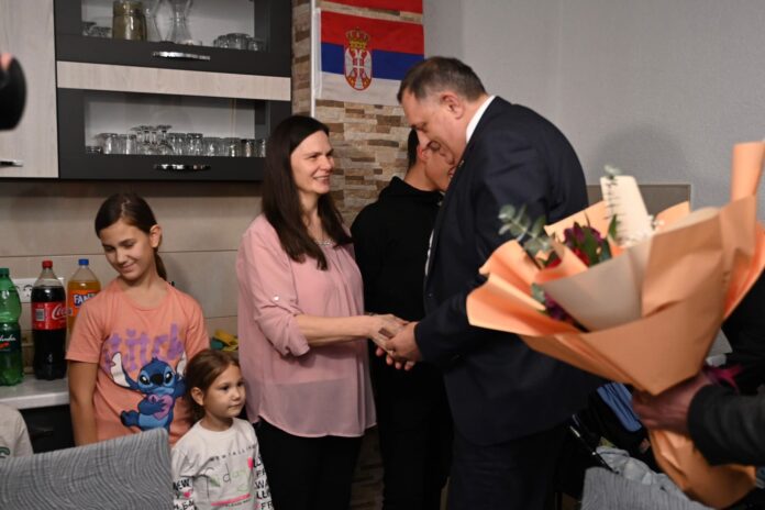 Dodik i Karan posjetili desetočlanu porodicu Jovanović u višegradskom selu Greben
