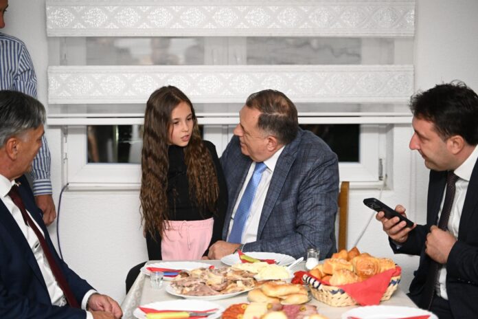 Dodik i Karan posjetili višečlanu porodicu Krunić u selu Koštica 2