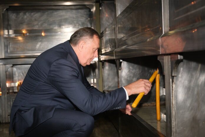 Parastos žrtvama novosadske tragedije Dodik svijeca 2