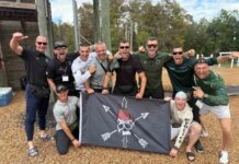 Specijalci sarajevskog MUP-a pozirali uz zastavu sa elementima „Handžar divizije“