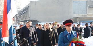 Polaganjem vijenaca kod spomenika palim borcima počelo obilježavanje Dana Republike