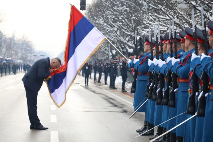 Svecani defile povodom Dana Republike Minic zastava