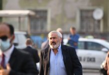 Sven Alkalaj, polugo i mokar, drži slovo Miloradu Dodiku