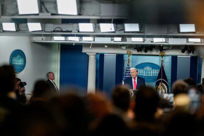 Tramp Donald WH 4