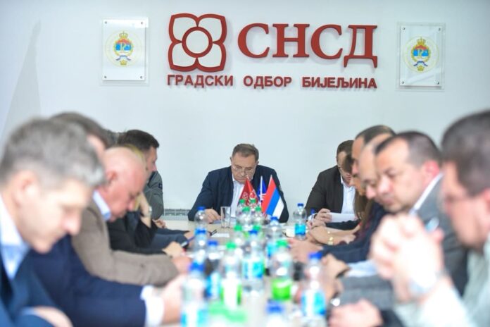 Članovi SNSD Bijeljina sa Dodikom Karanom 1