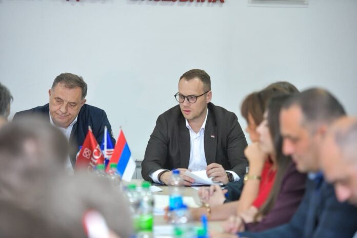 Članovi SNSD Bijeljina sa Dodikom Karanom Savic