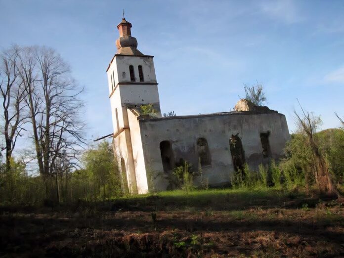 Crkva Svetog Ilije u mjestu Lipnik pored Sanskog Mosta zapaljena u oktobru 1995. godine
