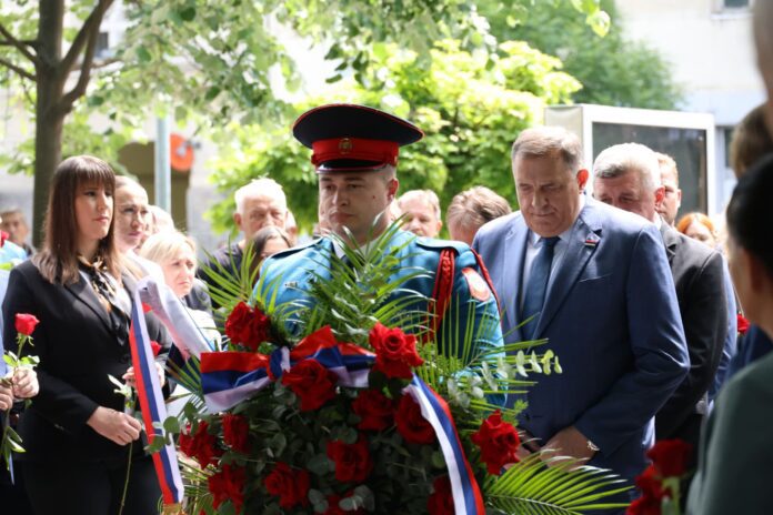 12 beba spomenik vijenci 3 Dodik