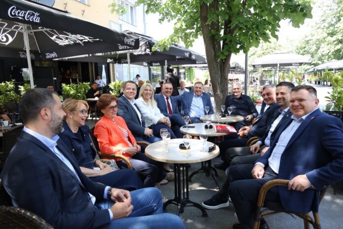 Dodik sa saradnicima